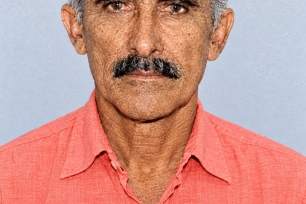 Retrato de identificação em camisa coral